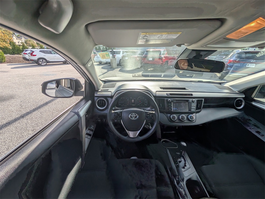 2018 Toyota RAV4 LE photo 3