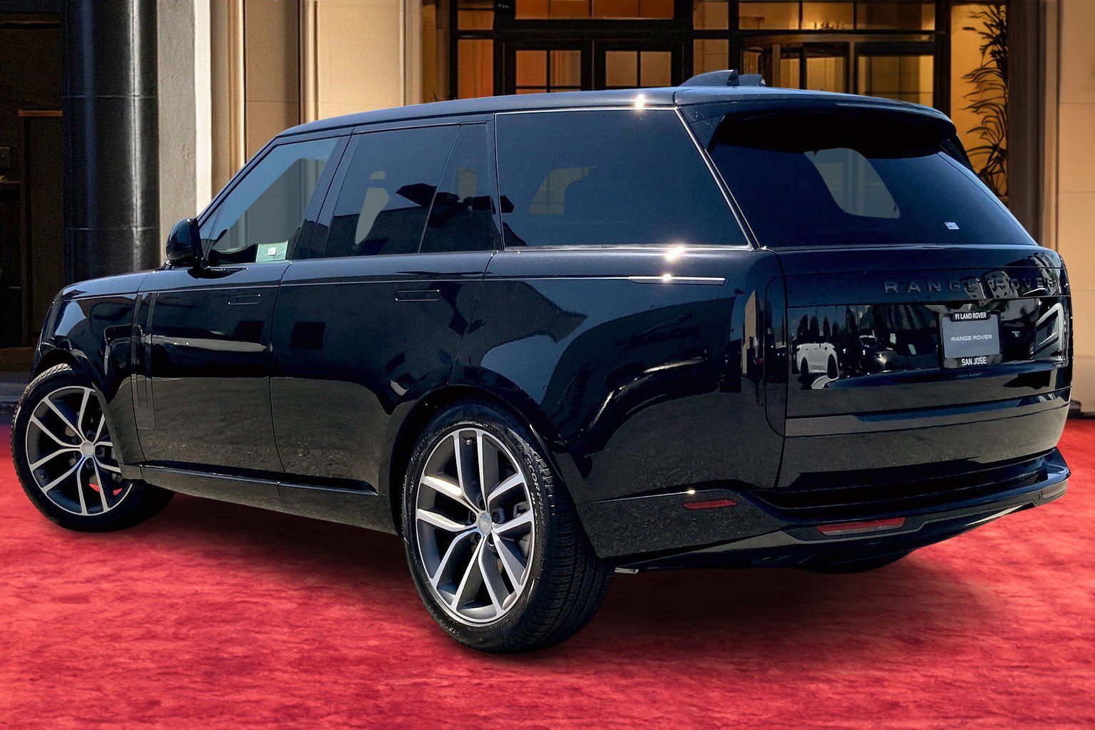 2025 Land Rover Range Rover SE photo 3