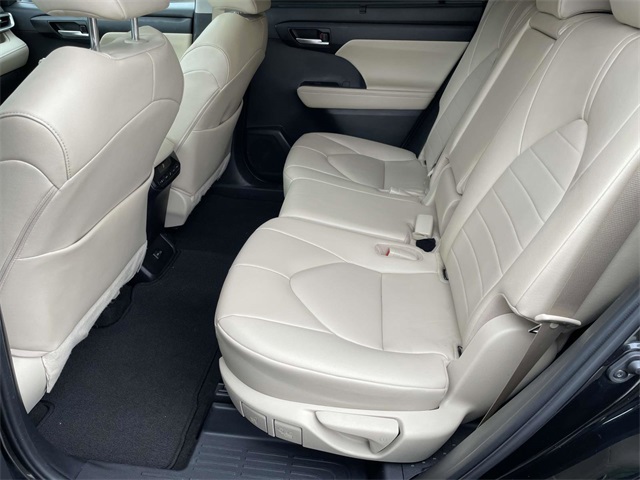 2023 Toyota Highlander L photo 4