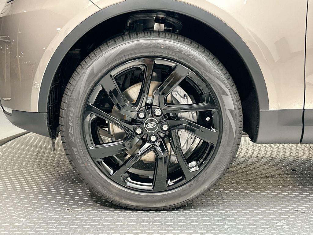 2025 Land Rover Discovery S photo 3