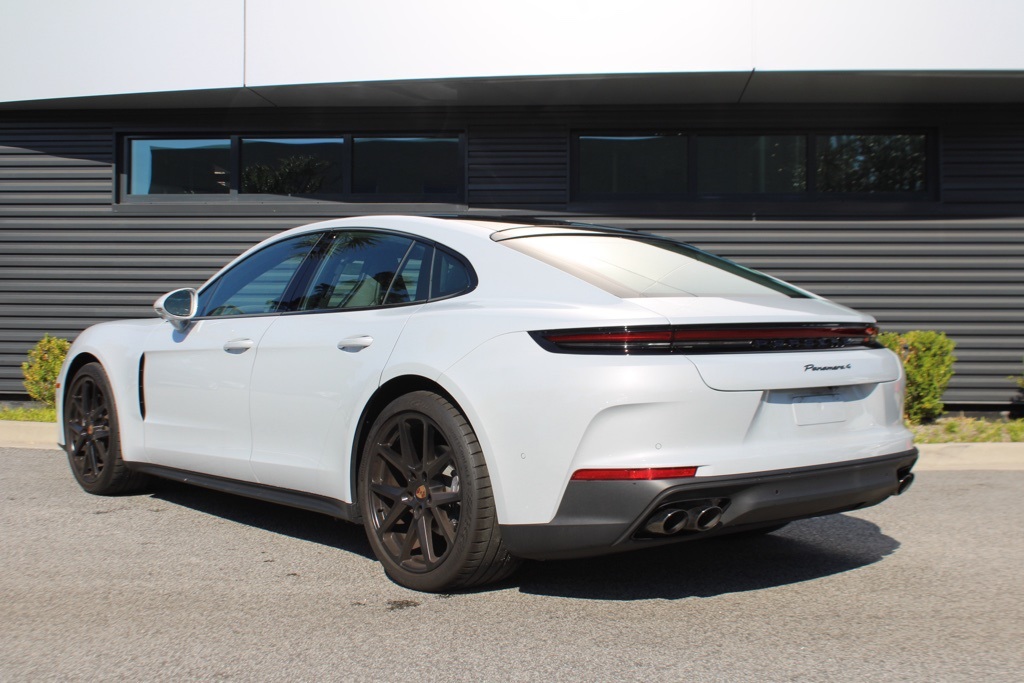 2025 Porsche Panamera 4 photo 3