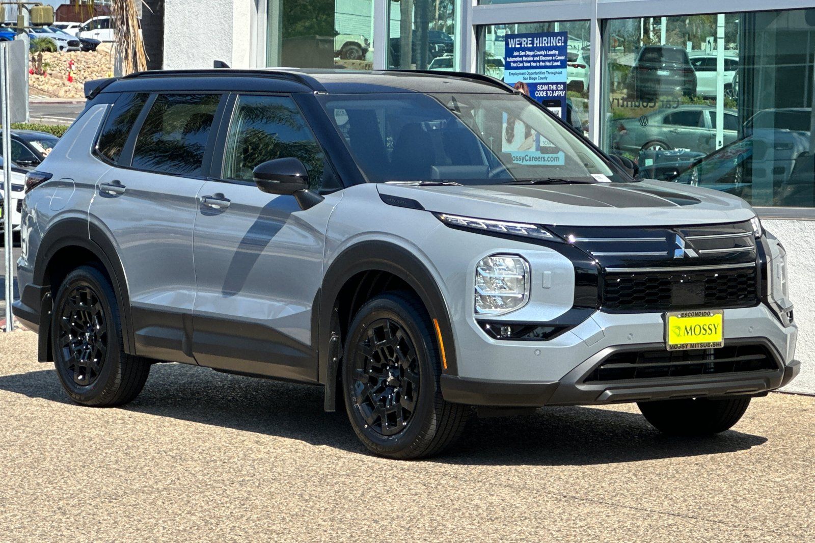 2025 Mitsubishi Outlander SE photo 2