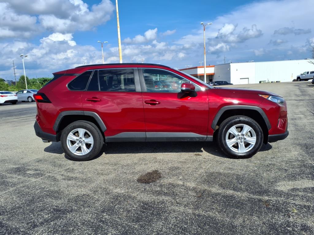 2021 Toyota RAV4 XLE photo 2