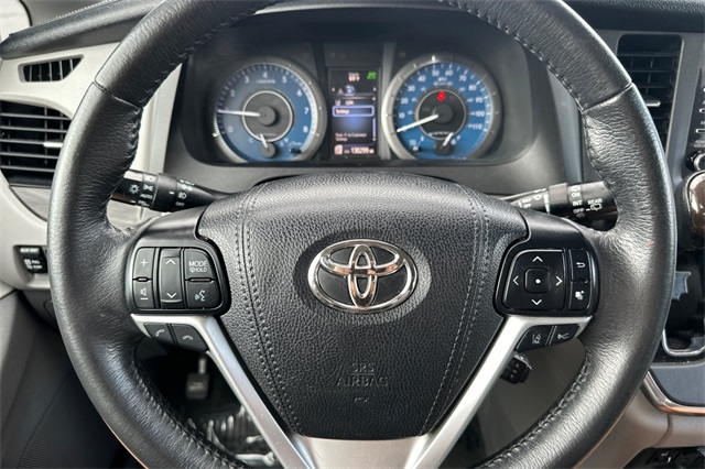2018 Toyota Sienna XLE photo 24
