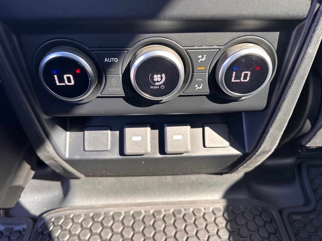 2023 Land Rover Defender 130 X-Dynamic SE photo 11