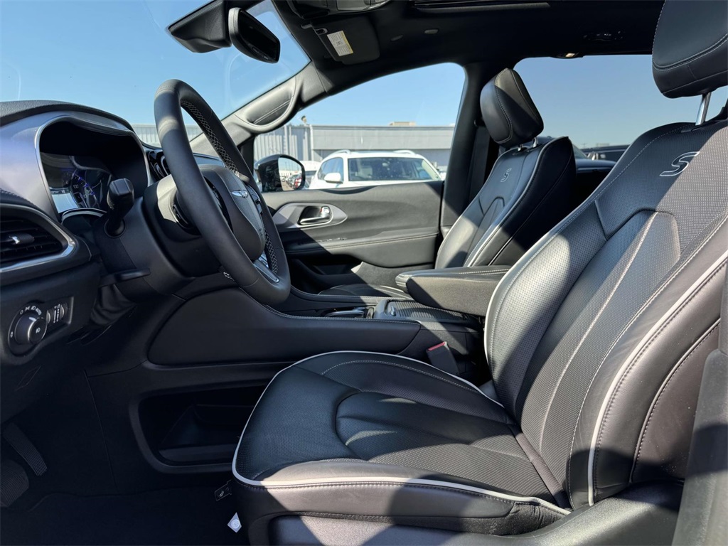 2025 Chrysler Pacifica Limited photo 11