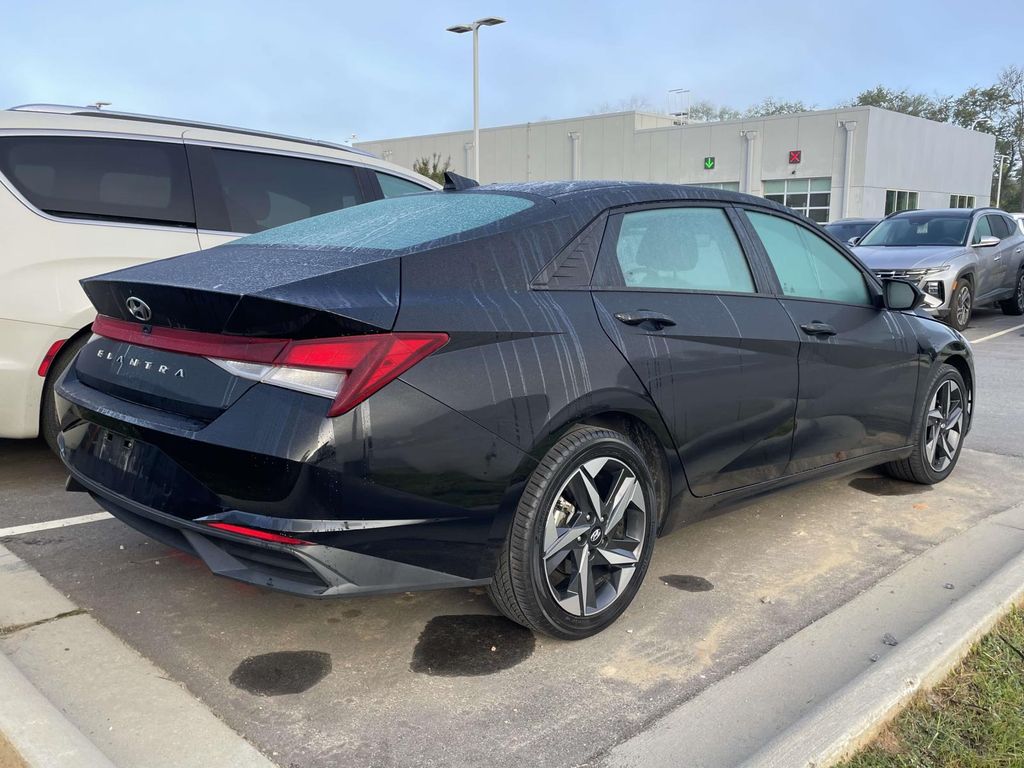 2023 Hyundai Elantra SEL Convenience photo 4