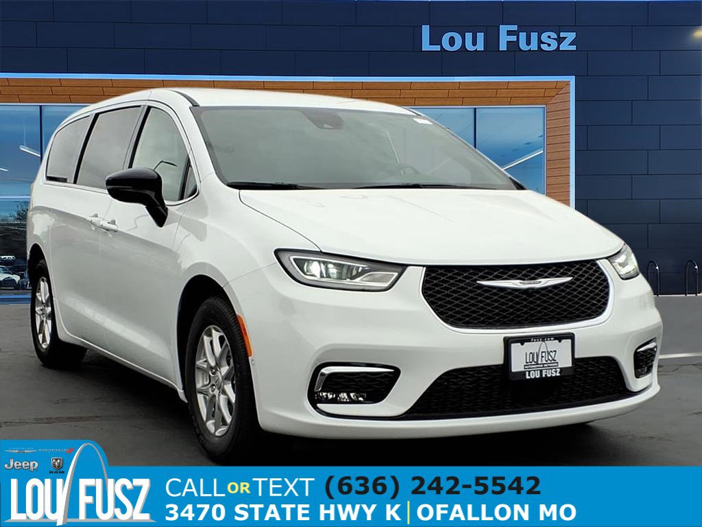 2026 Chrysler Pacifica Select's photo