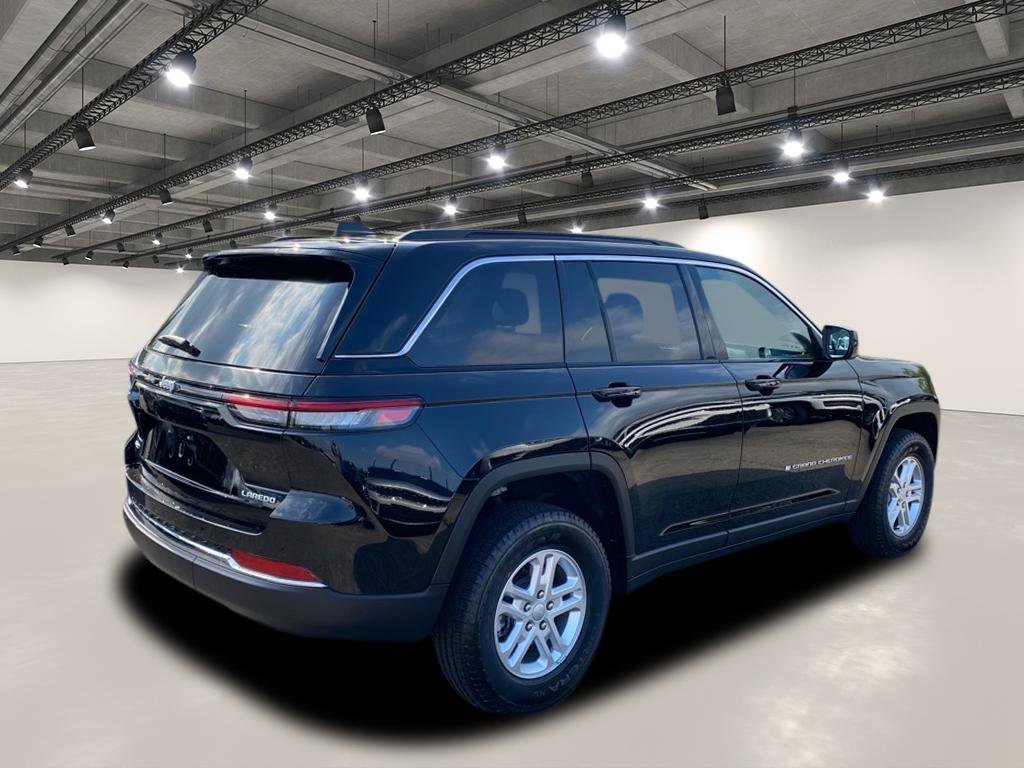 2025 Jeep Grand Cherokee Laredo photo 2