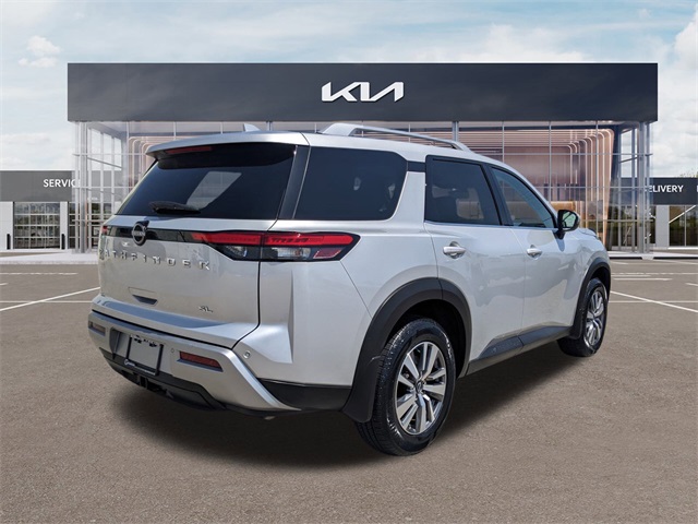 2022 Nissan Pathfinder SL photo 2