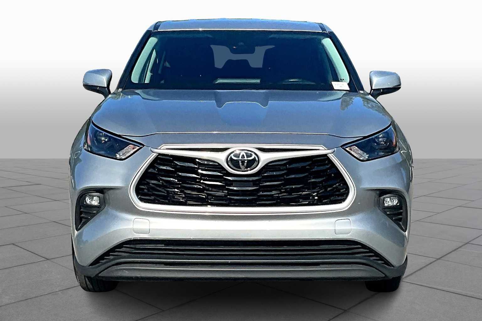 2023 Toyota Highlander LE photo 3