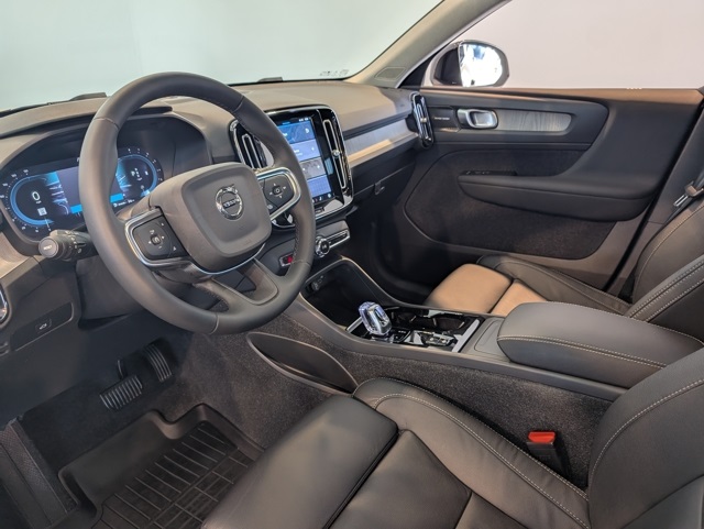 2023 Volvo XC40 Plus photo 14