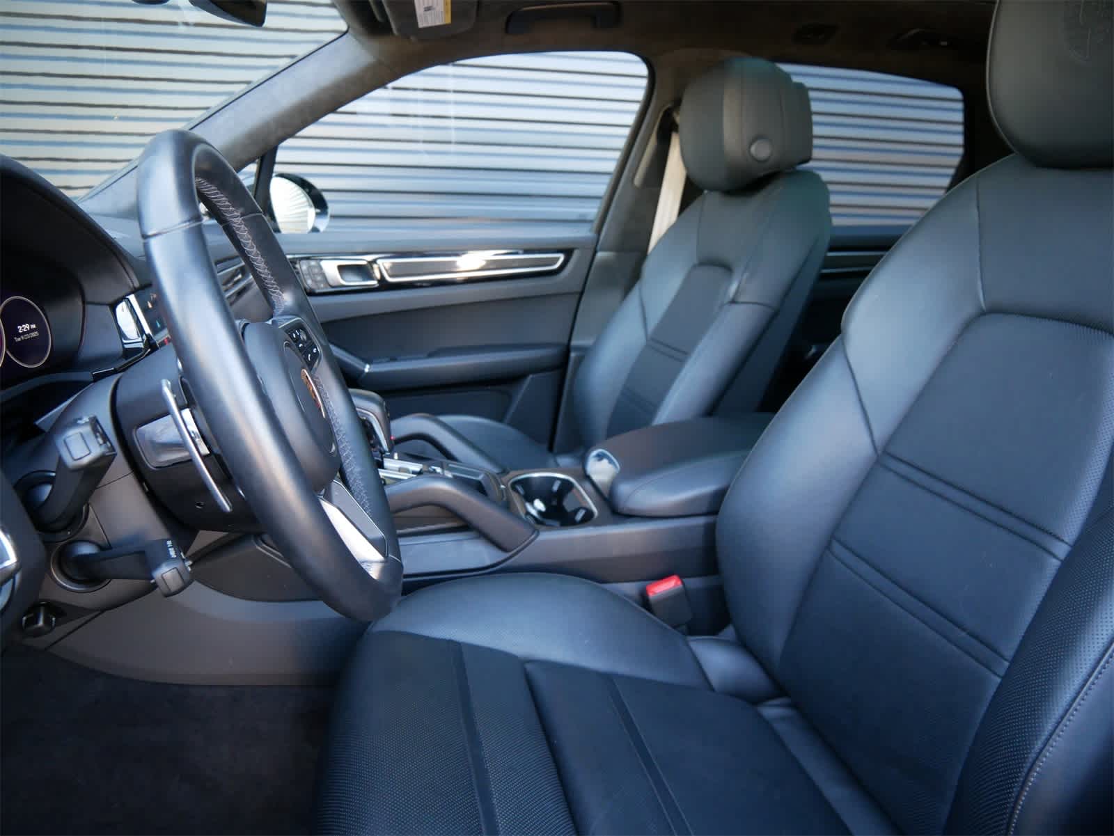 2023 Porsche Cayenne Platinum Edition photo 5