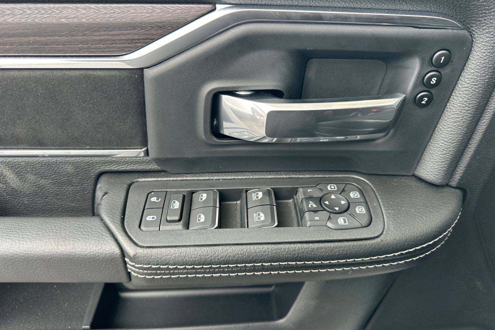 2025 Ram 2500 Laramie photo 8