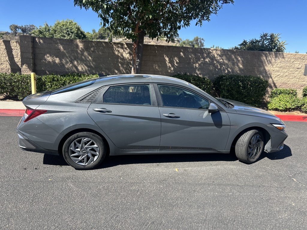 2024 Hyundai Elantra SEL photo 3