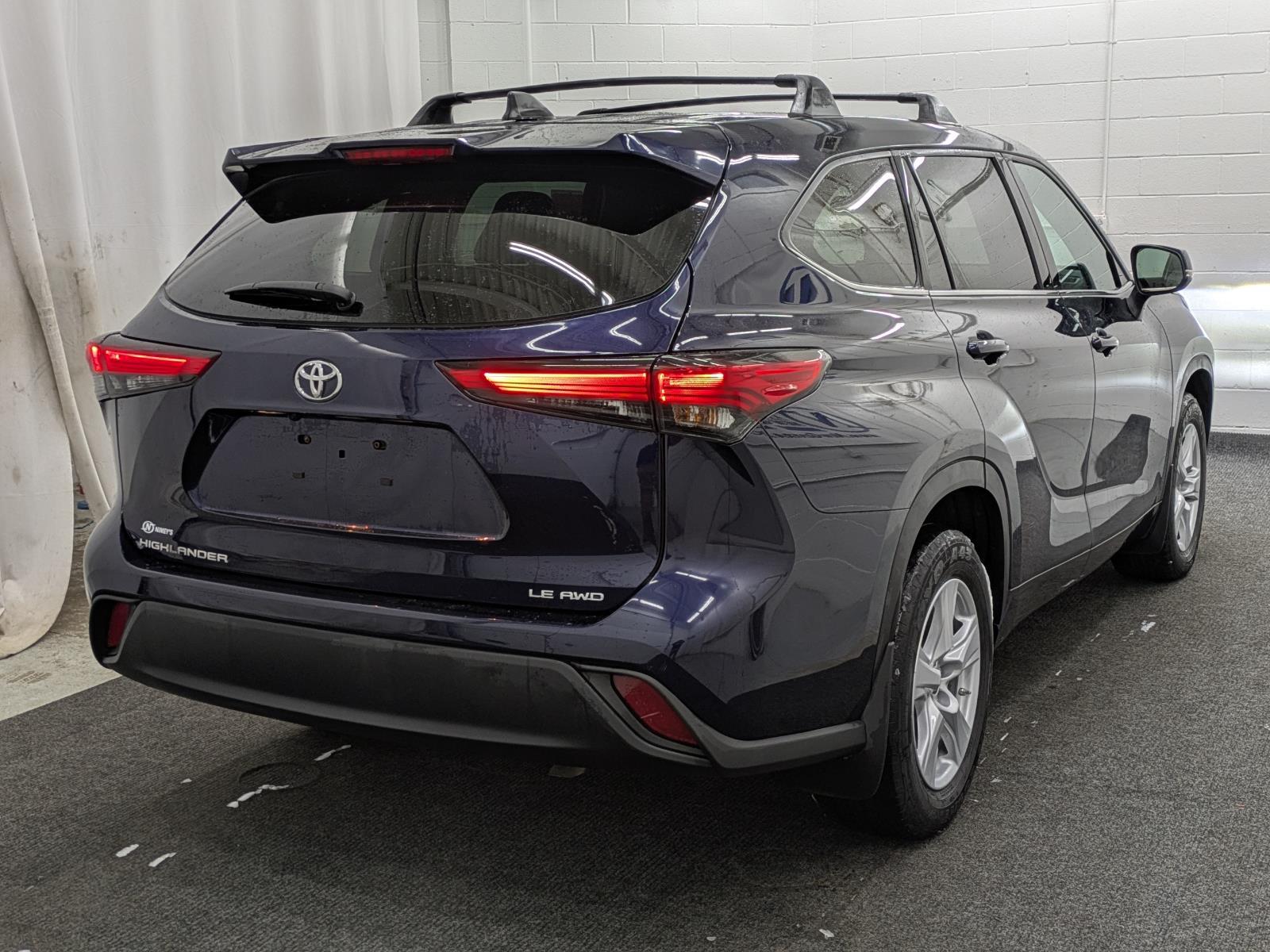 2022 Toyota Highlander LE photo 2