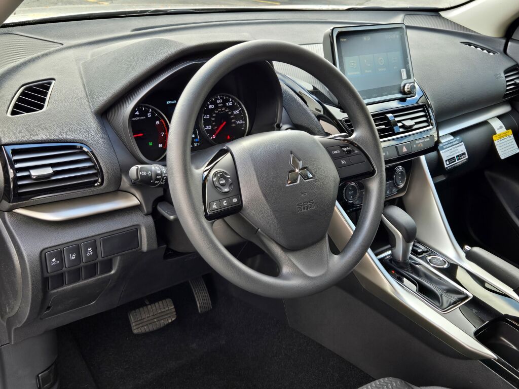 2025 Mitsubishi Eclipse Cross LE photo 12