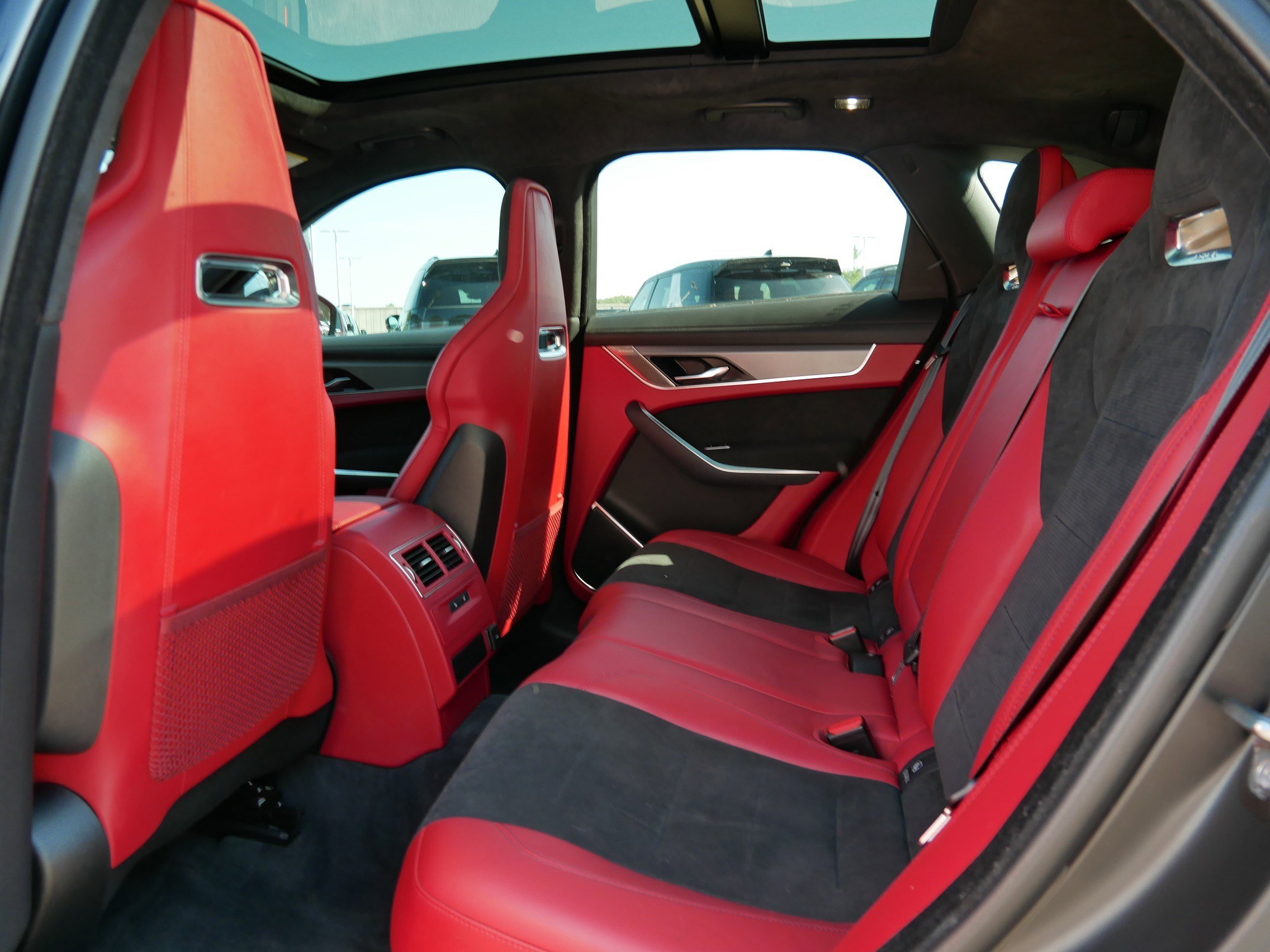 2023 Jaguar F-PACE SVR photo 17