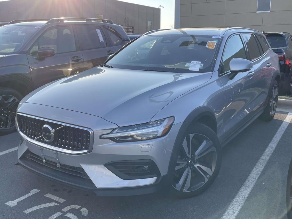 2025 Volvo V60 Cross Country B5 Plus photo 2