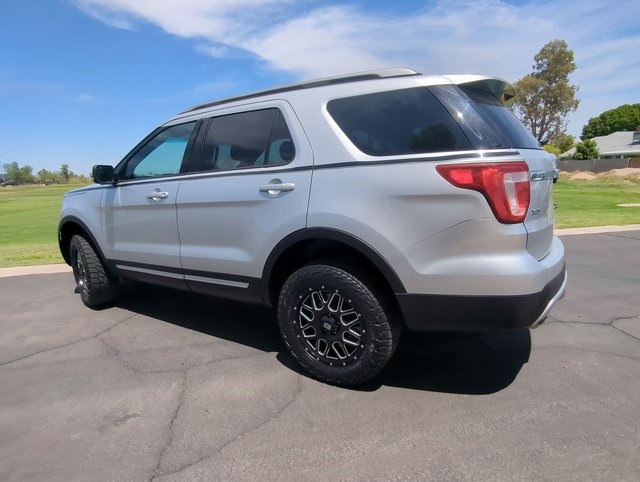 2017 Ford Explorer XLT photo 4
