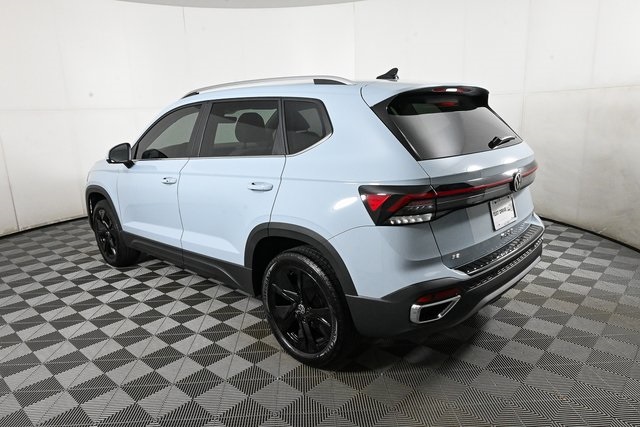 2025 Volkswagen Taos SE photo 4