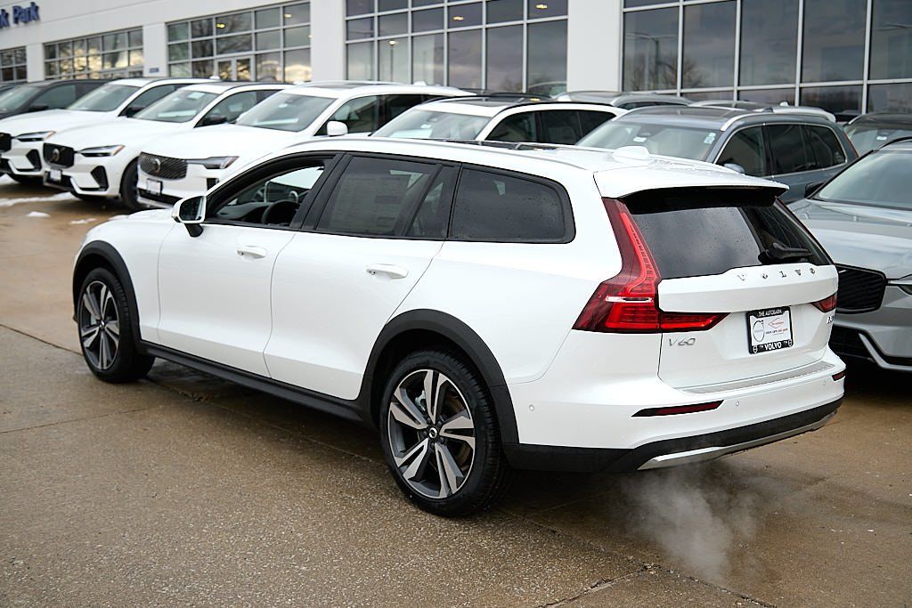 2026 VOLVO V60CC - Image 6