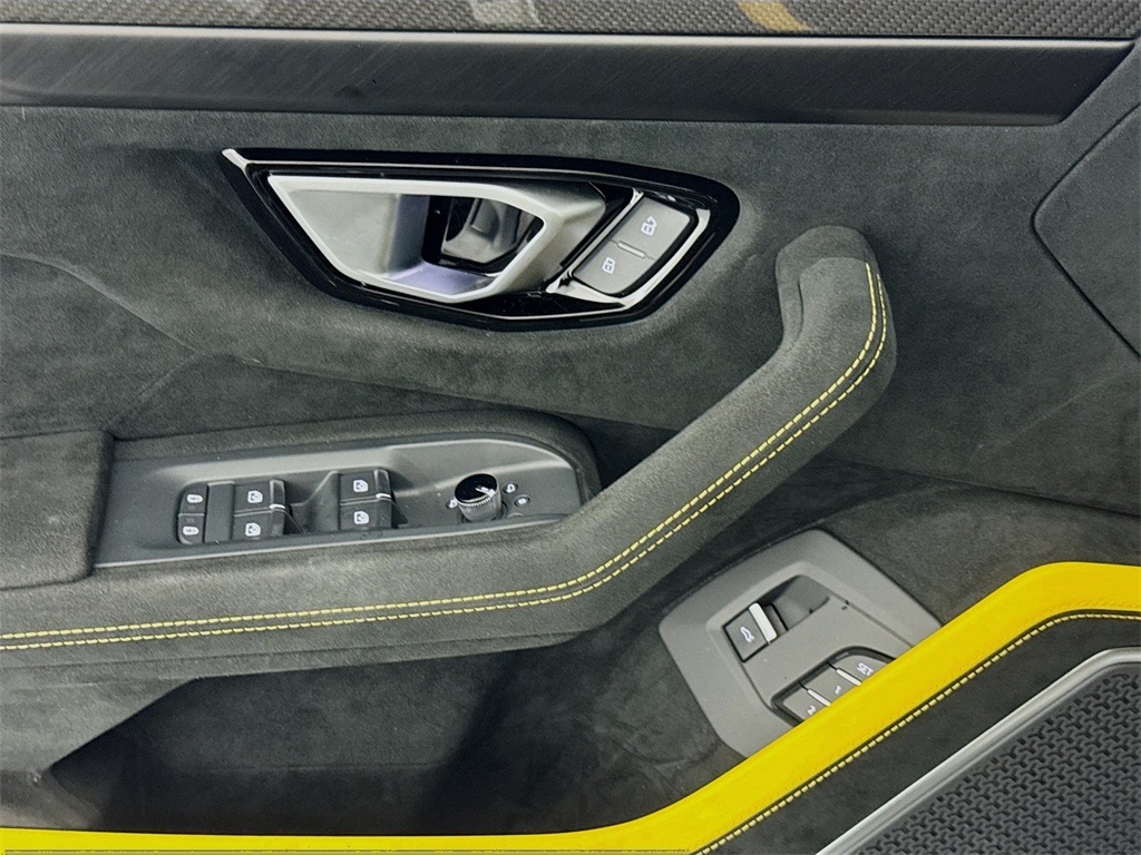 2024 Lamborghini Urus Performante photo 16
