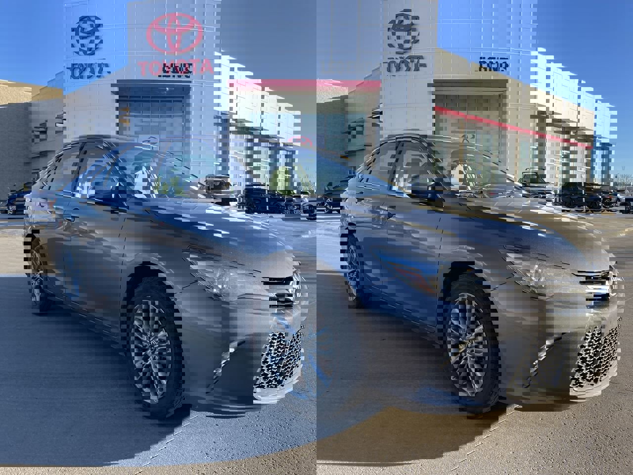 2015 Toyota Camry SE's photo