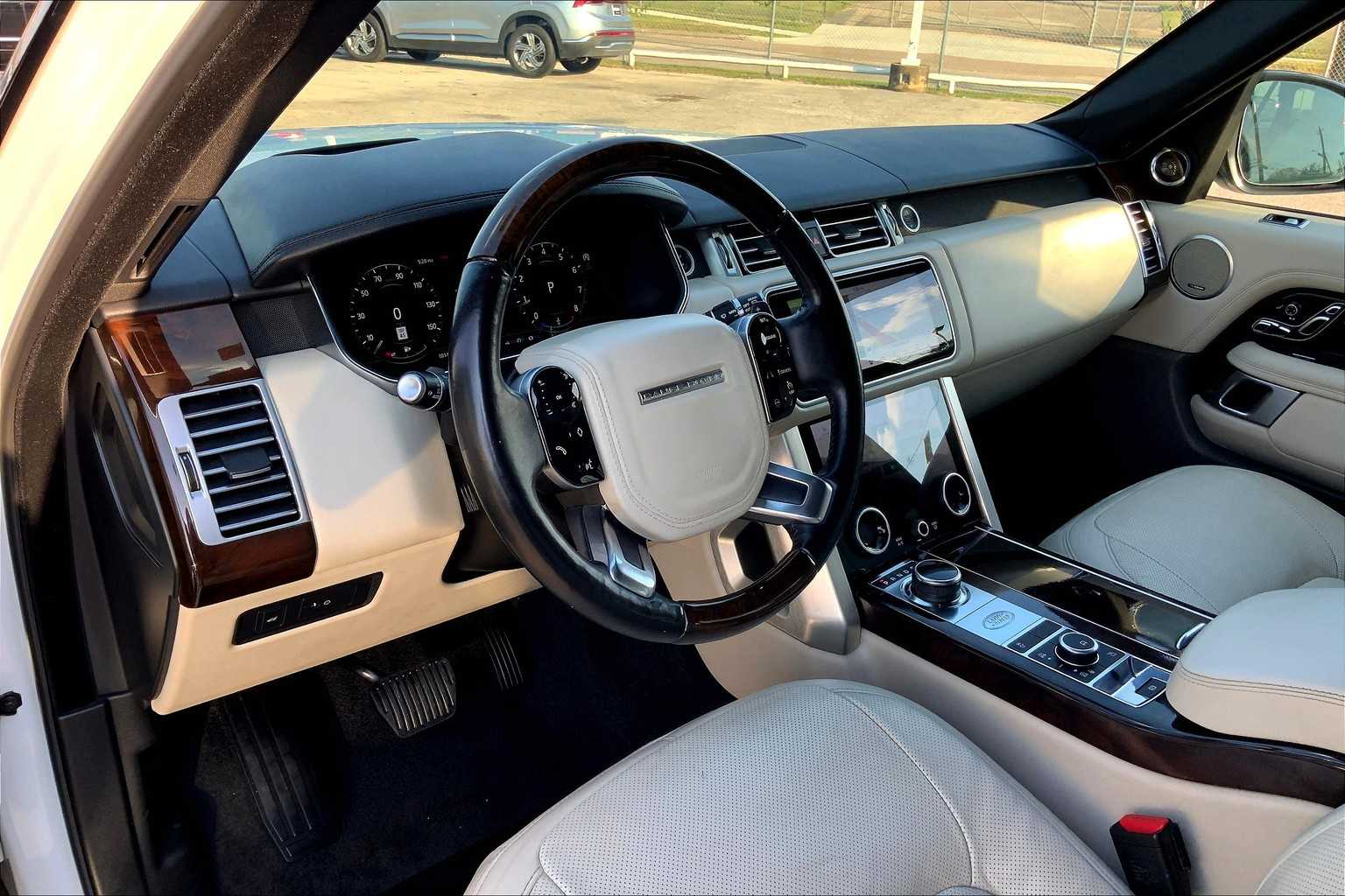 2019 Land Rover Range Rover HSE photo 14