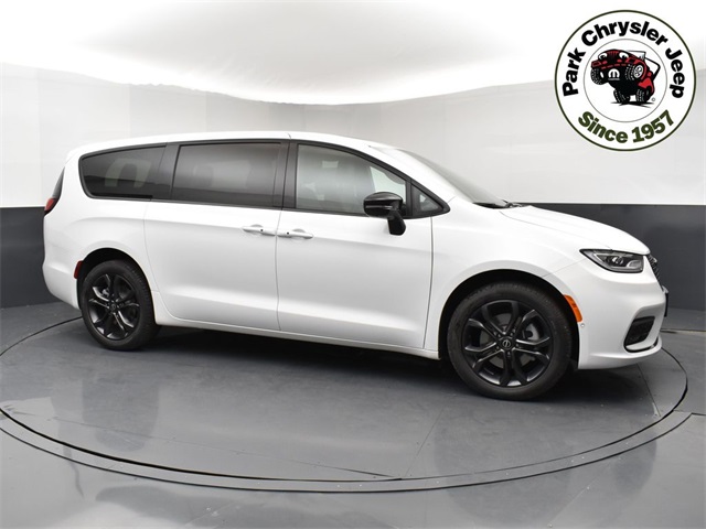 2026 Chrysler Pacifica Select's photo