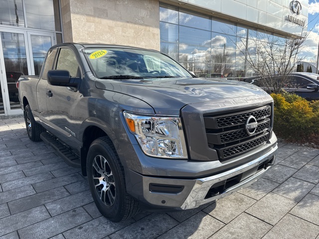 2024 Nissan Titan SV's photo