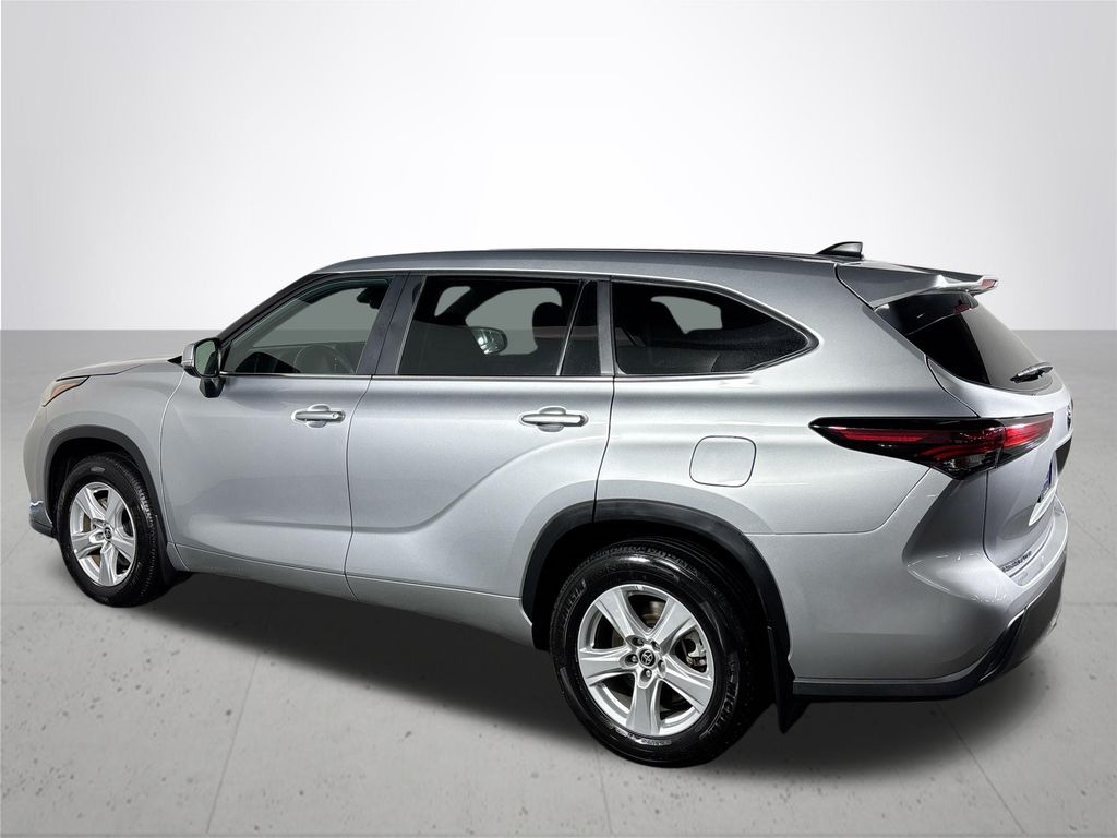 2024 Toyota Highlander LE photo 8
