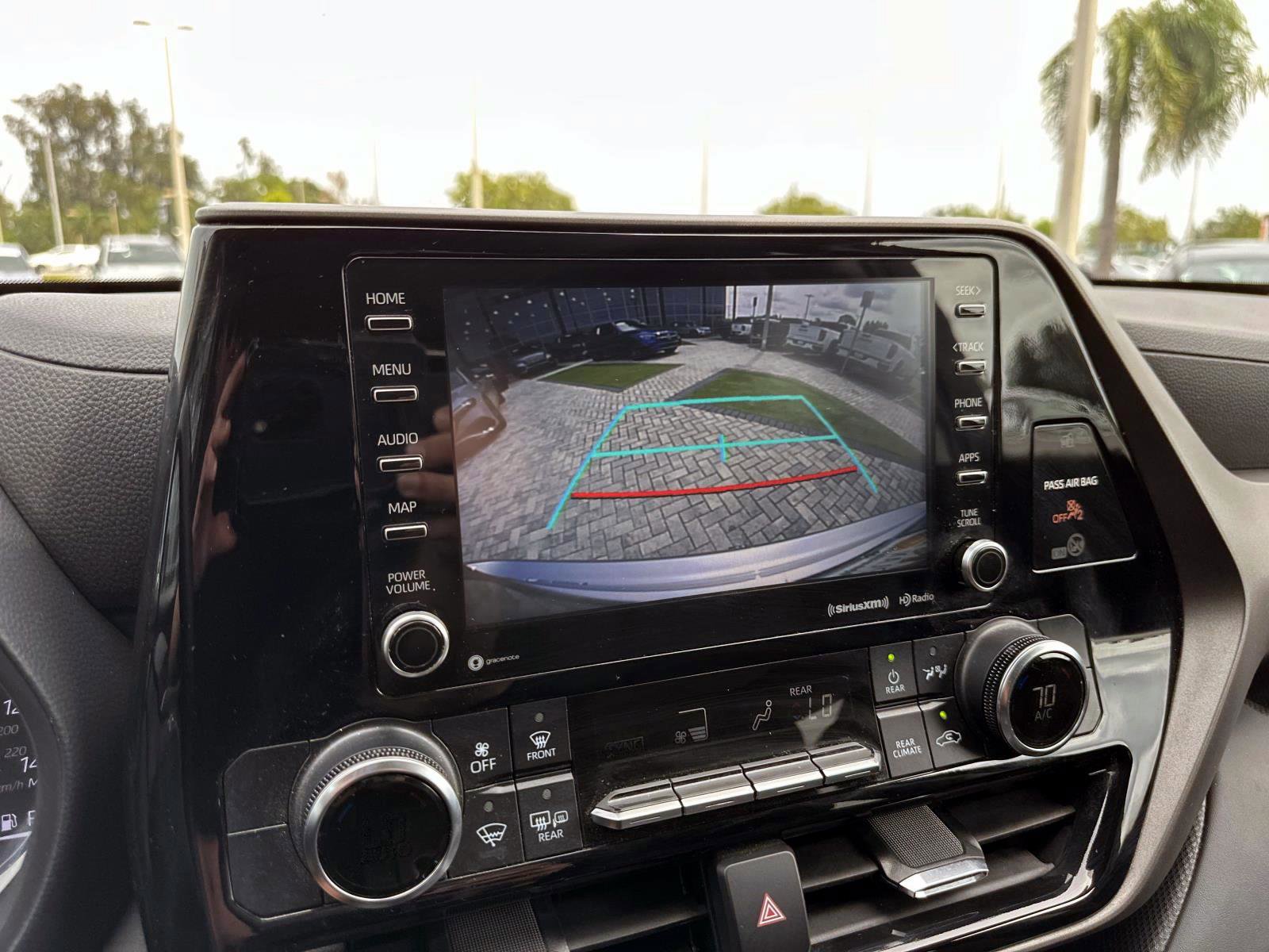 2022 Toyota Highlander LE Hybrid photo 24