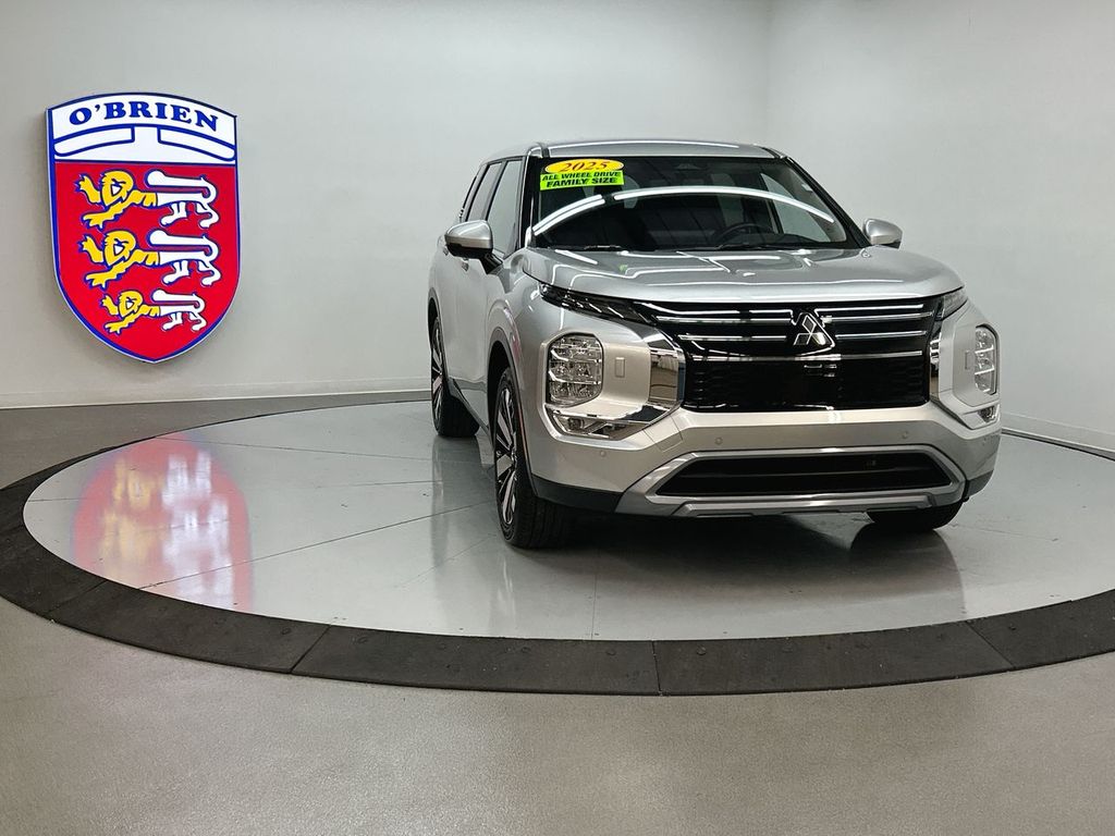 2025 Mitsubishi Outlander SE's photo