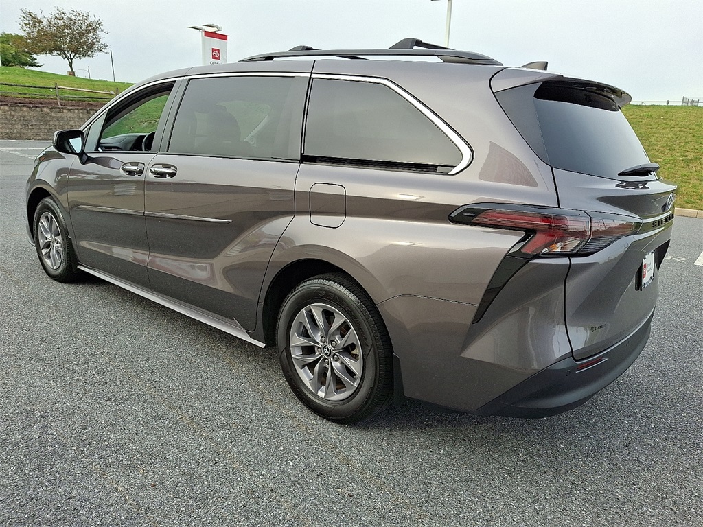 2024 Toyota Sienna XLE photo 4