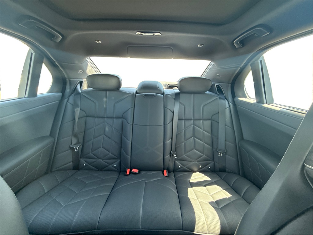 2026 Bmw 750e photo 15