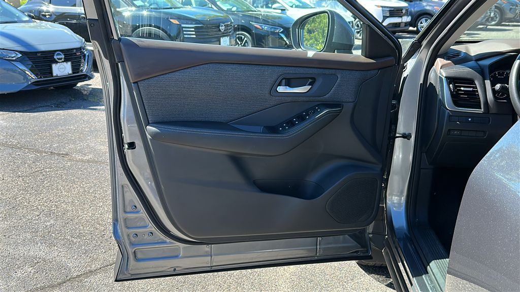 2021 Nissan Rogue SV photo 9