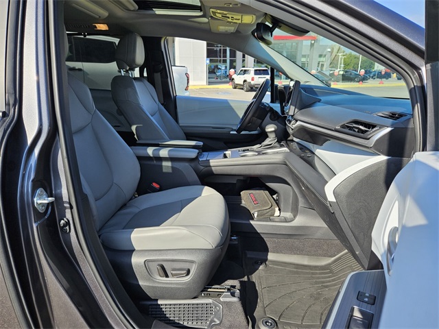 2025 Toyota Sienna XLE photo 16