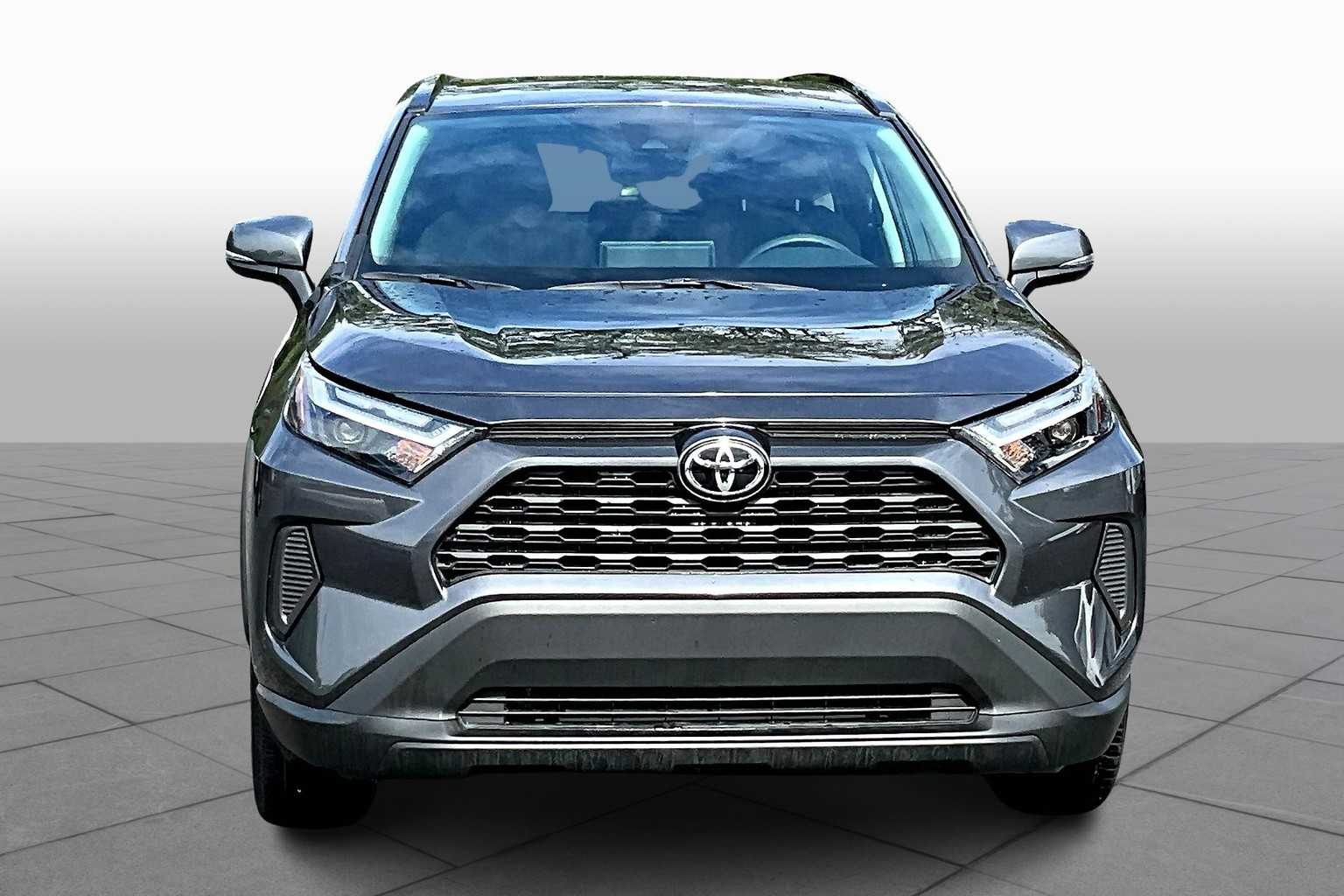 2025 Toyota RAV4 XLE photo 3