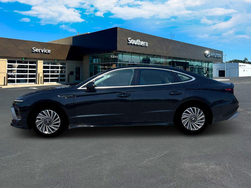2025 Hyundai Sonata Hybrid SEL photo 2