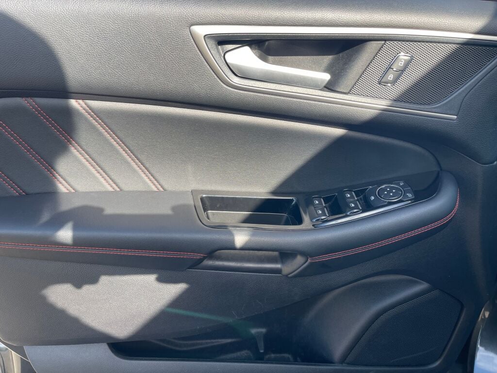 2020 Ford Edge ST photo 10