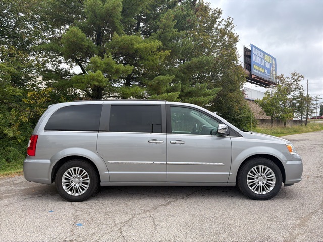 2016 Chrysler Town & Country photo 4