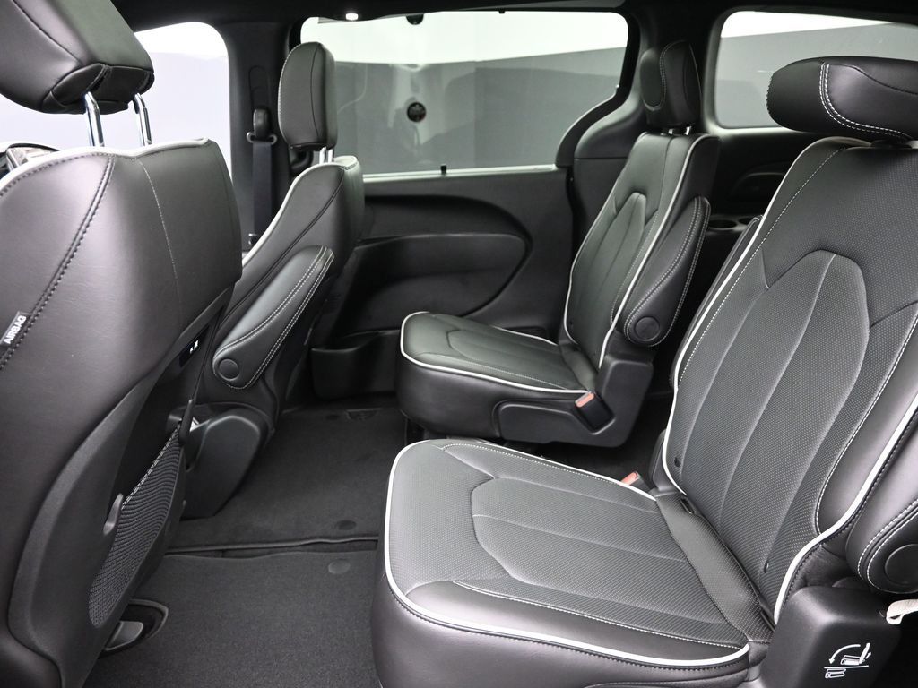 2026 Chrysler Pacifica Limited photo 7