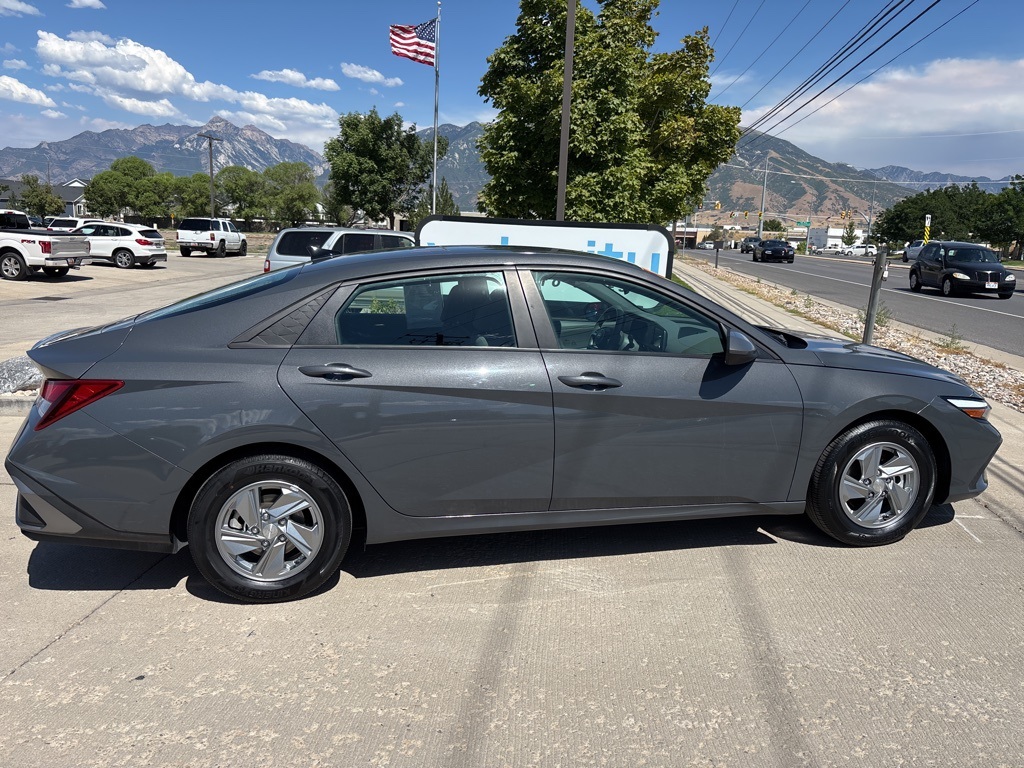 2024 Hyundai Elantra SE photo 4