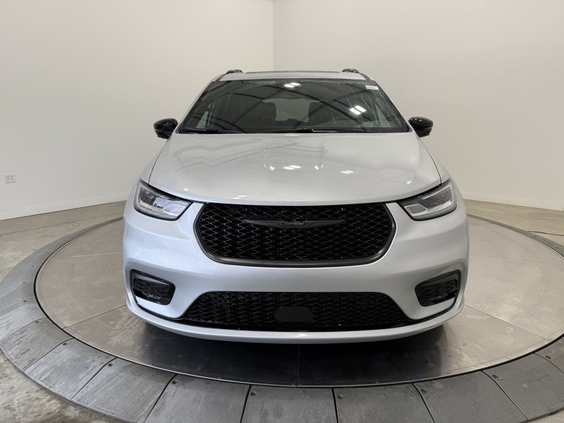 2026 Chrysler Pacifica Limited photo 2