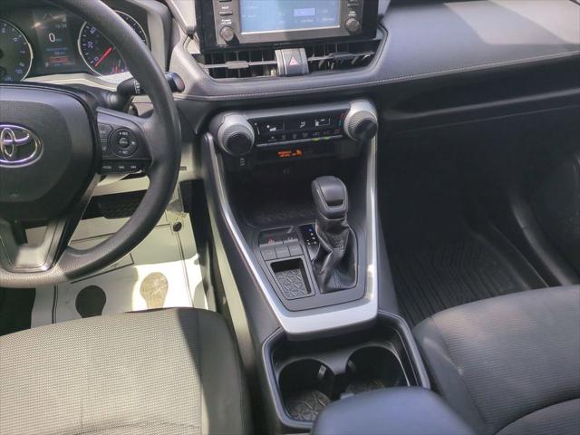 2019 Toyota RAV4 LE photo 17