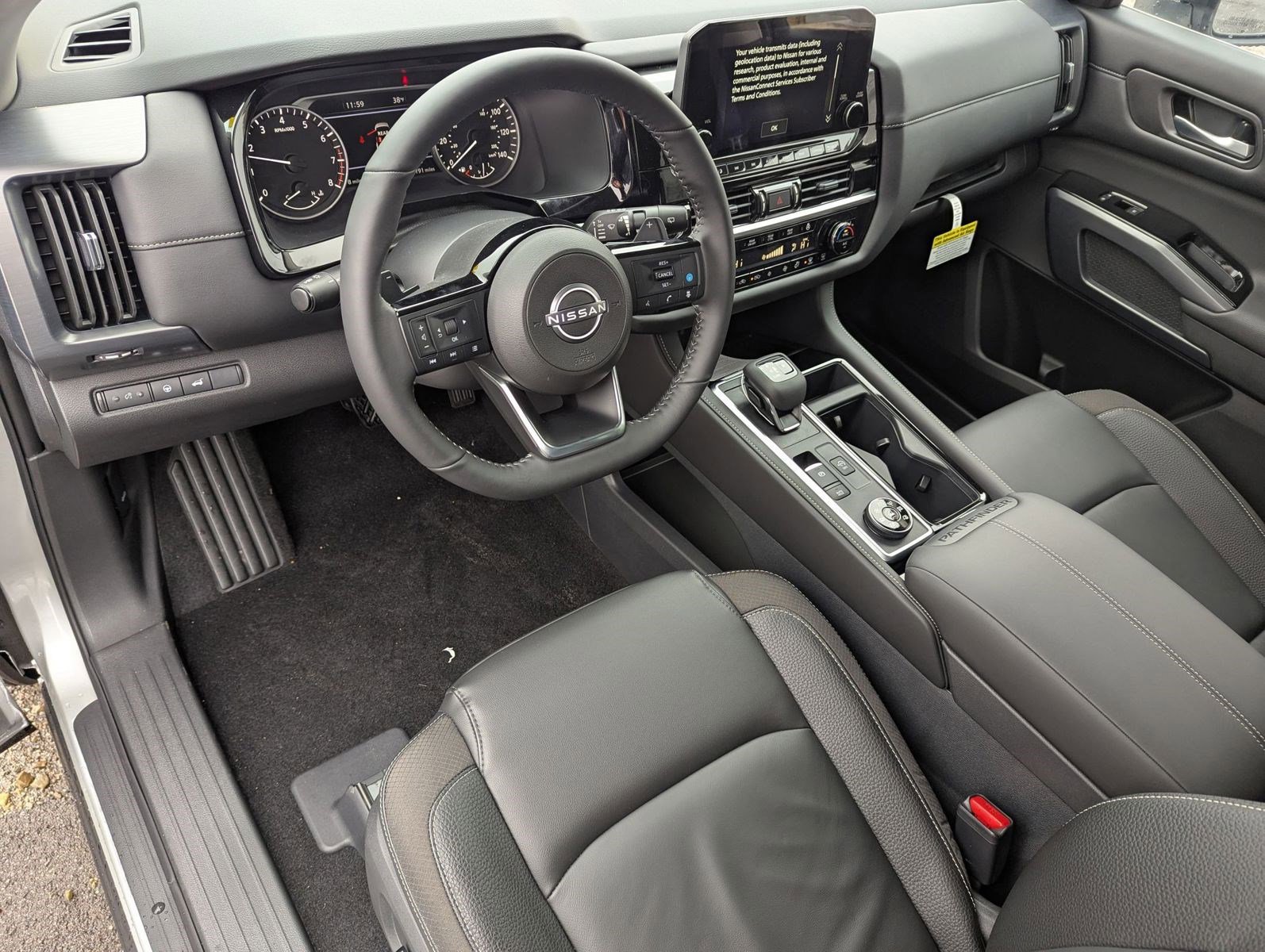 2025 Nissan Pathfinder SL photo 3