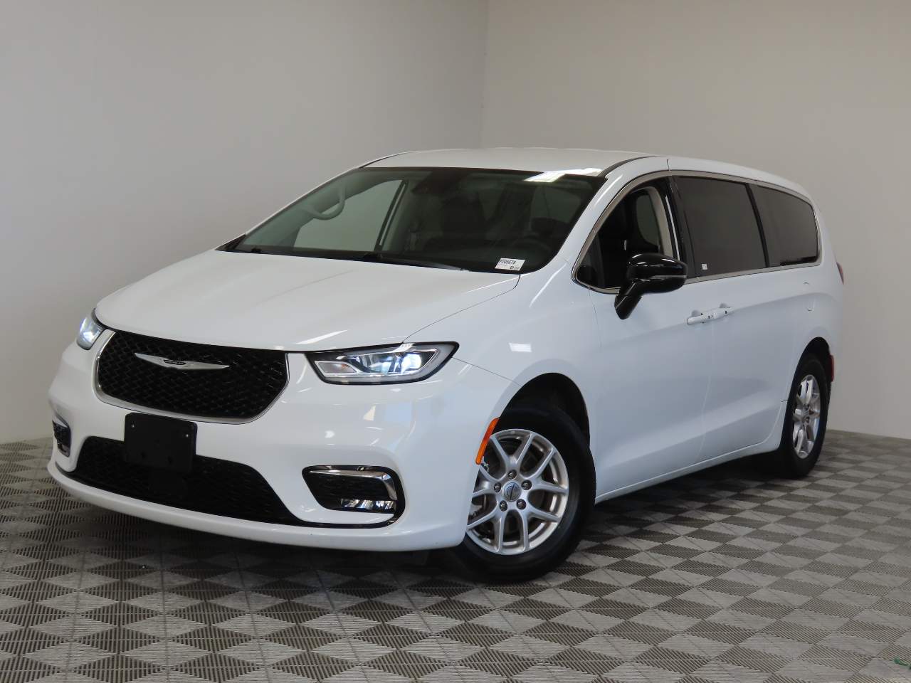 2024 Chrysler Pacifica Touring L's photo