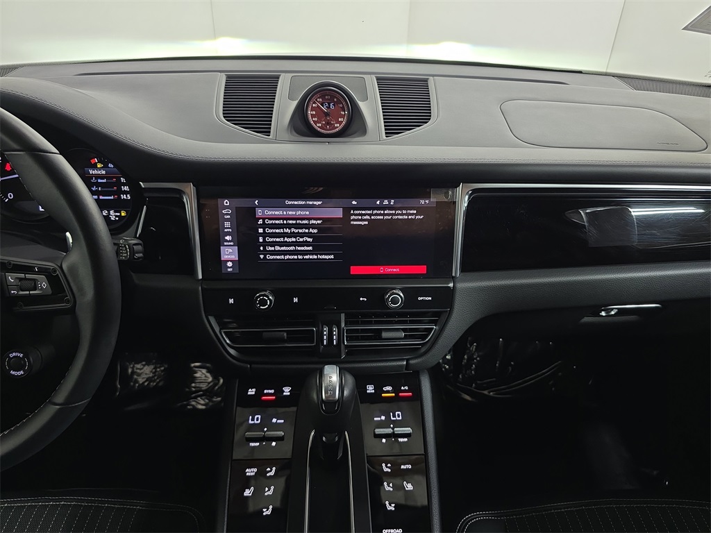 2024 Porsche Macan T photo 16