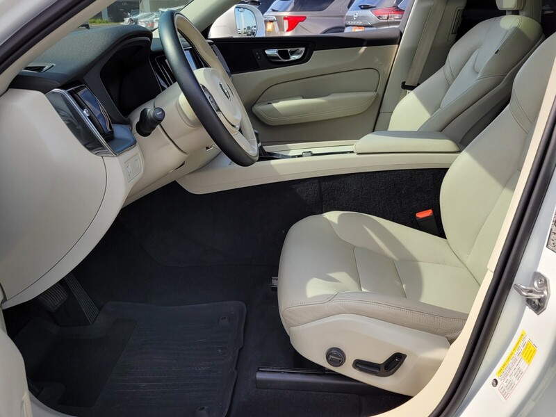 2020 Volvo XC60 T6 Momentum photo 4